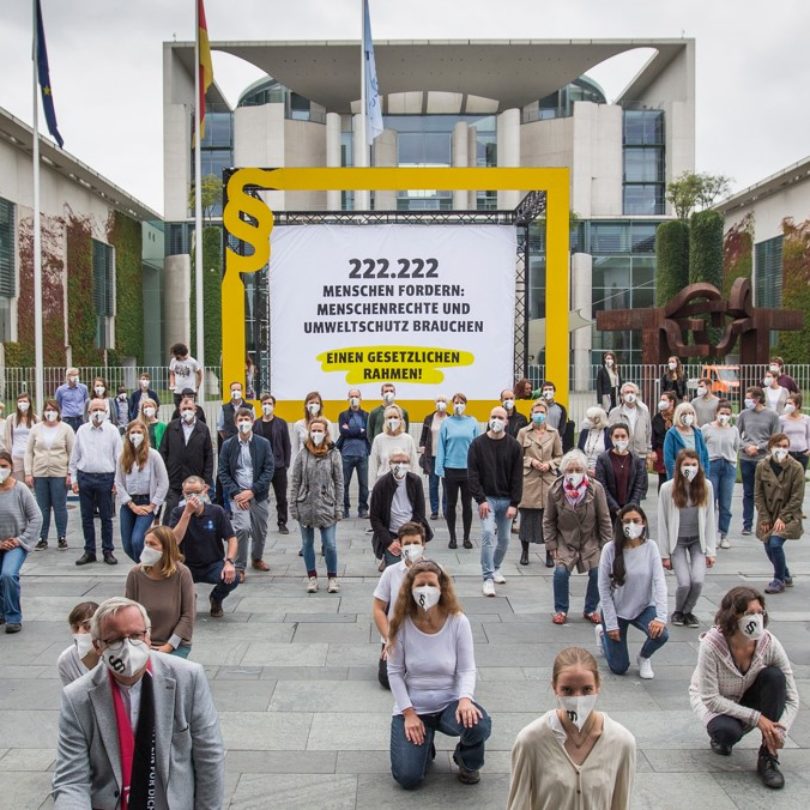 Mehr als 222.222 Unterschriften: Initiative Lieferkettengesetz protestiert vor dem Bundeskanzleramt