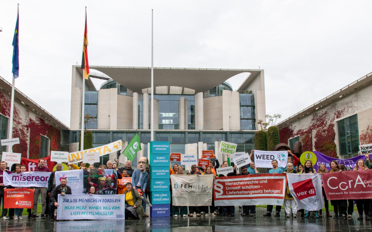 210.438 Menschen fordern: „Herr Merz, Hände weg vom Lieferkettengesetz!“ –  Petitionsübergabe vor dem Bundeskanzleramt